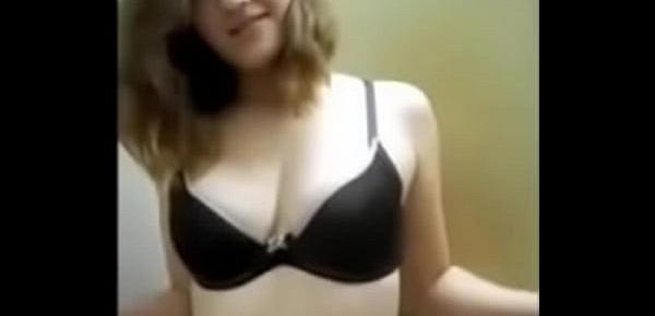  jovencita pendejita recien 18 se desnuda para su novio y se masturba